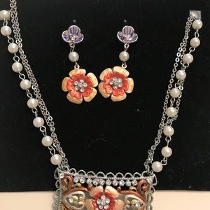 Enamel and rhinestones set necklace and earrings